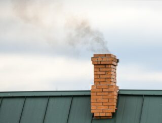Regulacje dotyczące instalacji kominów do odprowadzania spalin i dymu