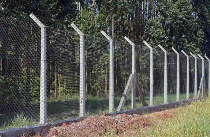 Ogrodzenia metalowe z siatki ogrodzeniowej- montaż siatki ogrodzeniowej