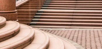 Atrakcyjne i skuteczne schody do budynków publicznych: idealne rozwiązanie w przypadku ograniczonej przestrzeni.